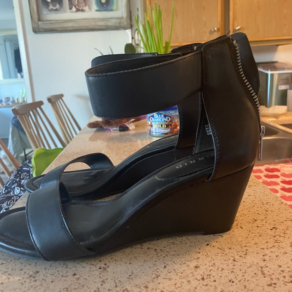 Beautiful black Wedge Sandals Torrid